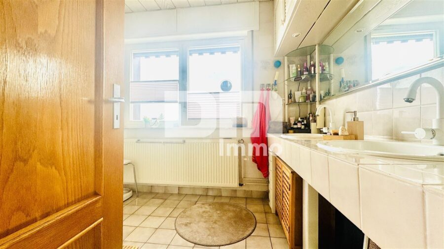 Hochwertiges 1-2 Familienhaus mit Nebengebäude in begehrter Lage mit vielen Extras - OG / DG Badezimmer / Dusche / Wanne